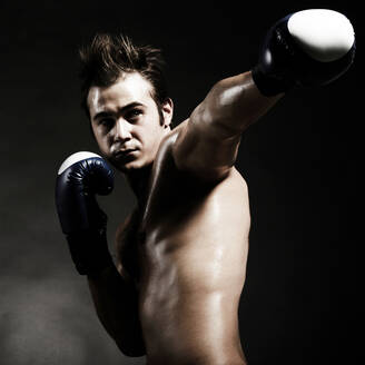 Niedriger Blickwinkel auf einen kaukasischen Boxer beim Boxen - BLEF09474