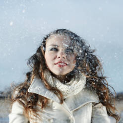 Kaukasische Frau spielt im Schnee - BLEF09476