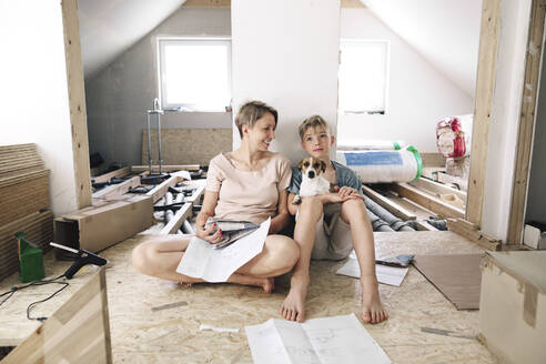Happy mother with son in a home to be renovated - KMKF01000