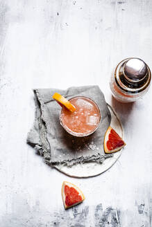 Mexikanischer Paloma-Cocktail in einem mit Salz bestreuten Glas - SBDF03965