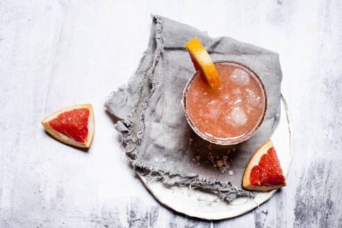 Mexikanischer Paloma-Cocktail in einem mit Salz bestreuten Glas - SBDF03966