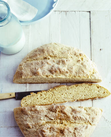 Draufsicht auf selbst gebackenes Kartoffelbrot, lizenzfreies Stockfoto