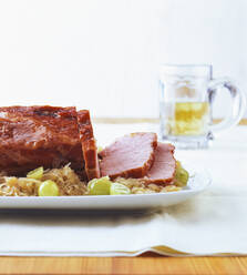 Kasseler mit Sauerkraut und Weintrauben bei Tisch - PPXF00209