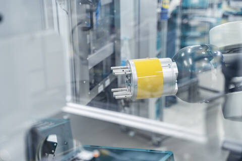 Arm eines funktionierenden Montageroboters in einer modernen Fabrik, Stuttgart, Deutschland, lizenzfreies Stockfoto