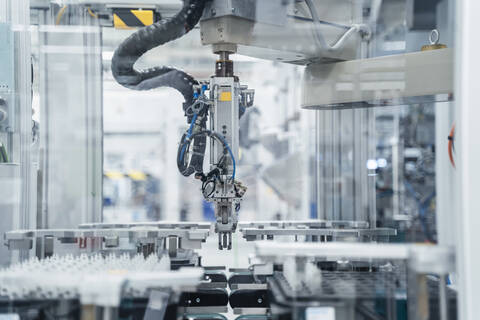 Arm eines funktionierenden Montageroboters in einer modernen Fabrik, Stuttgart, Deutschland, lizenzfreies Stockfoto