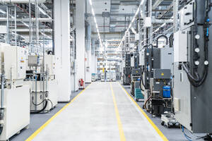 Fußweg zwischen Industriemaschinen in einer modernen Fabrik, Stuttgart, Deutschland - DIGF07185