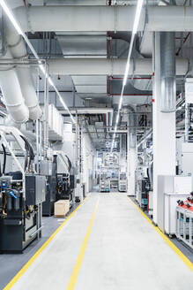Rohre und Luftkanäle über einem Fußweg in einer modernen Fabrik, Stuttgart, Deutschland - DIGF07186