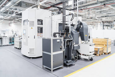 Industriemaschinen in einer modernen Fabrik, Stuttgart, Deutschland - DIGF07188