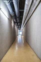 Rohre über einem leeren Korridor in einer Fabrik, Stuttgart, Deutschland - DIGF07193