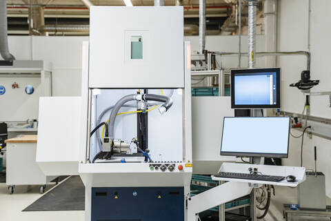 Leitstand eines Laserbeschriftungssystems in einer modernen Fabrik, Stuttgart, Deutschland, lizenzfreies Stockfoto