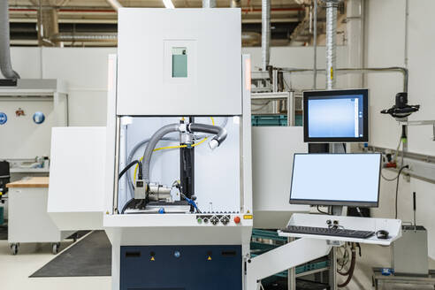 Leitstand eines Laserbeschriftungssystems in einer modernen Fabrik, Stuttgart, Deutschland - DIGF07194