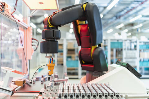 Arm eines Montageroboters, der ein Maschinenteil aufnimmt, Stuttgart, Deutschland, lizenzfreies Stockfoto
