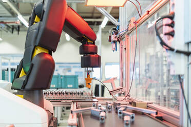 Deutschland, Stuttgart, Roboter in Fabrik - DIGF07206