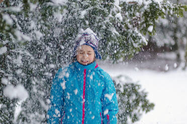 Girl standing in a wintry forest - OGF00022