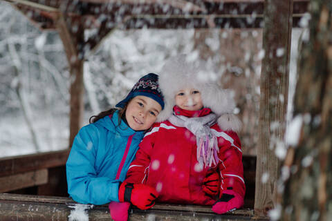 Die Schwestern lachend im winterlichen Wald, lizenzfreies Stockfoto