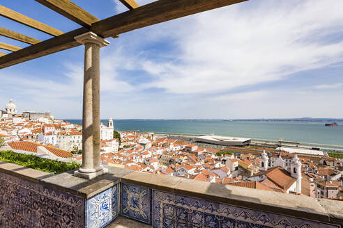 Portugal, Lissabon, Blick auf den Stadtteil Alfama und den Fluss Tejo - WDF05278