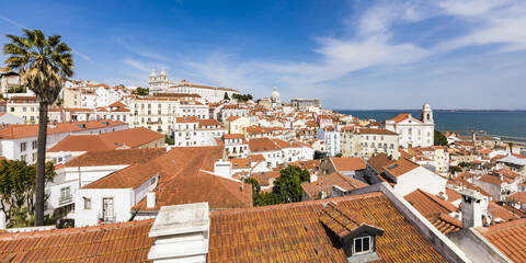 Portugal, Lissabon, Blick auf den Stadtteil Alfama und den Fluss Tejo, lizenzfreies Stockfoto