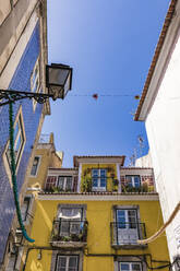 Portugal, Lissabon, Niedriger Blickwinkel auf Gebäude in Bairro Alto - WDF05287