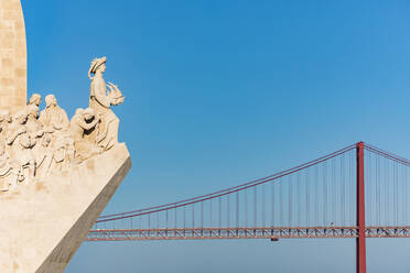 Portugal, Lissabon, Belem, Denkmal der Entdeckungen und Brücke 25 de Abril gegen klaren Himmel - WDF05294