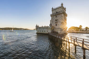 Portugal, Lissabon, Turm von Belem auf dem Fluss Tejo bei Sonnenuntergang - WDF05302