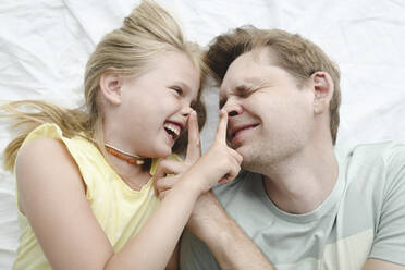 Father happy smiling daughter in bed - EYAF00283