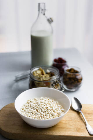 Schüssel mit Puffreis und Müslizutaten, lizenzfreies Stockfoto