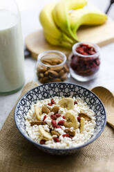 Schüssel mit frischem Müsli und Zutaten - GIOF06740