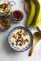 Schüssel mit frischem Müsli und Zutaten von oben gesehen - GIOF06743