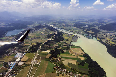 Österreich, Kärnten, Klagenfurt, Felder und Wörthersee vom Flugzeug aus gesehen - THAF02508