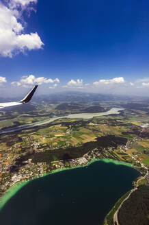 Österreich, Kärnten, Klagenfurt, Felder und Wörthersee vom Flugzeug aus gesehen - THAF02509