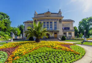 Österreich, Kärnten, Klagenfurt, Stadttheater Klagenfurt mit Blumenbeet im Vordergrund - THAF02516