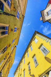 Österreich, Kärnten, Klagenfurt am Worthersee, Niedriger Blickwinkel auf alte gelbe Gebäude an einem sonnigen Tag - THAF02518