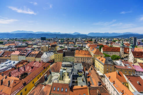 Österreich, Kärnten, Klagenfurt am Wörthersee, Blick von oben auf die Altstadt - THAF02520