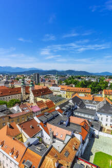 Österreich, Kärnten, Klagenfurt am Wörthersee, Blick von oben auf die Altstadt - THAF02521