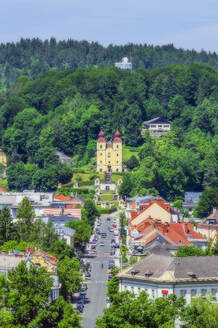 Österreich, Kärnten, Klagenfurt am Wörthersee, Blick auf die Stadt mit Kirche und Kreuzweg - THAF02522