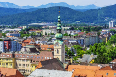 Österreich, Kärnten, Klagenfurt am Wörthersee, Blick auf die Stadt mit Kirchturm - THAF02523