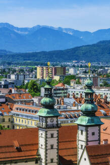 Österreich, Kärnten, Klagenfurt am Wörthersee, Blick von oben auf die Stadt mit Landtagstürmen - THAF02524