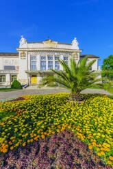 Österreich, Kärnten, Klagenfurt, Stadttheater Klagenfurt mit Blumenbeet im Vordergrund - THAF02526