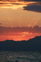 Griechenland, Chalkidiki, Meer und Berg Athos bei Sonnenaufgang - BZF00496