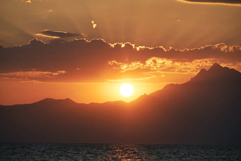 Griechenland, Chalkidiki, Meer und Berg Athos bei Sonnenaufgang - BZF00499