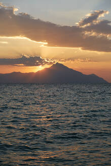 Griechenland, Chalkidiki, Meer und Berg Athos bei Sonnenaufgang - BZF00500