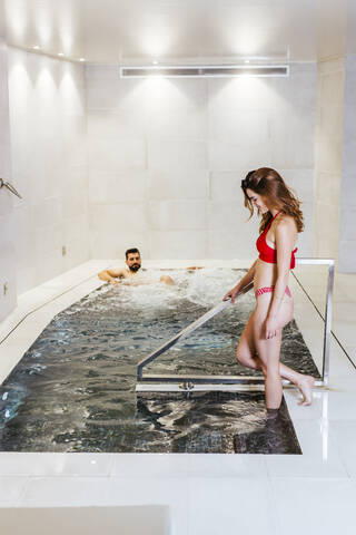 Mann und Frau genießen den Whirlpool in einem Spa, lizenzfreies Stockfoto