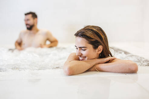 Mann und Frau genießen den Whirlpool in einem Spa - LJF00409