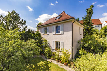 Deutschland, Baden-Württemberg, Stuttgart, Außenansicht eines Hauses im Garten - WDF05321