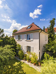 Deutschland, Baden-Württemberg, Stuttgart, Außenansicht eines Hauses im Garten - WDF05322