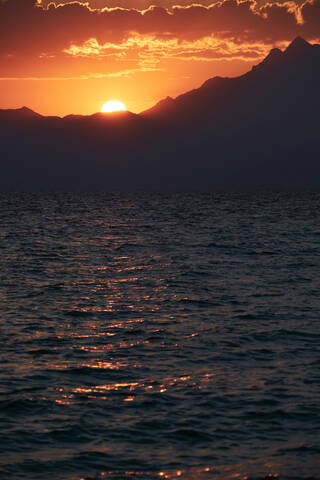 Griechenland, Chalkidiki, Sonnenuntergang über dem Berg Athos und dem Meer, lizenzfreies Stockfoto