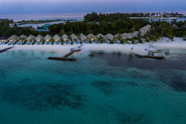 Malediven, Insel Olhuveli, Resort und Piers in der Lagune des Süd Male Atolls bei Sonnenuntergang - AMF07158