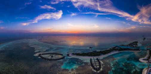 Malediven, Insel Olhuveli, Luftaufnahme des Resorts in der Lagune des Süd Male Atolls bei Sonnenuntergang - AMF07163