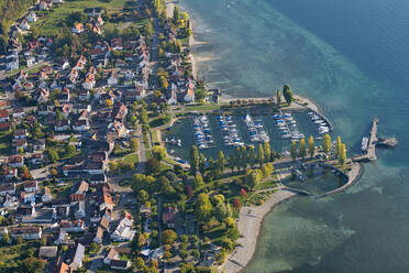 Deutschland, Baden-Württemberg, Luftaufnahme von Stadt und Yachthafen am Bodensee - SHF02198
