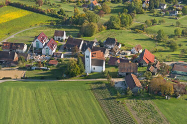 Deutschland, Baden-Württemberg, Luftaufnahme von Dorf und Feldern - SHF02210